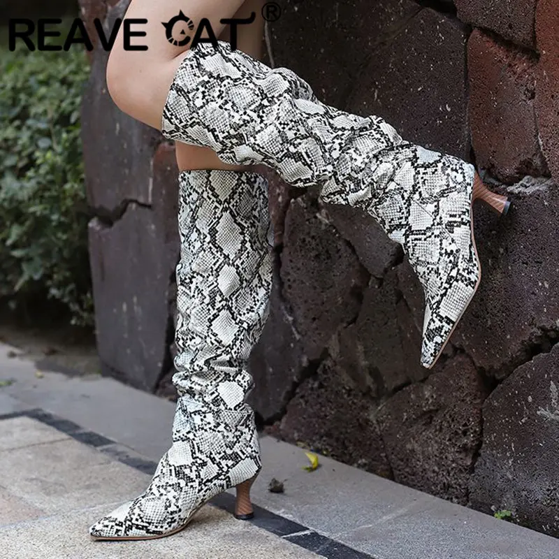 

Женские сапоги до колена REAVE CAT, плиссированные полусапожки с острым носком на необычном каблуке 5,5 см, модные полусапожки, размеры 46, 47, 48