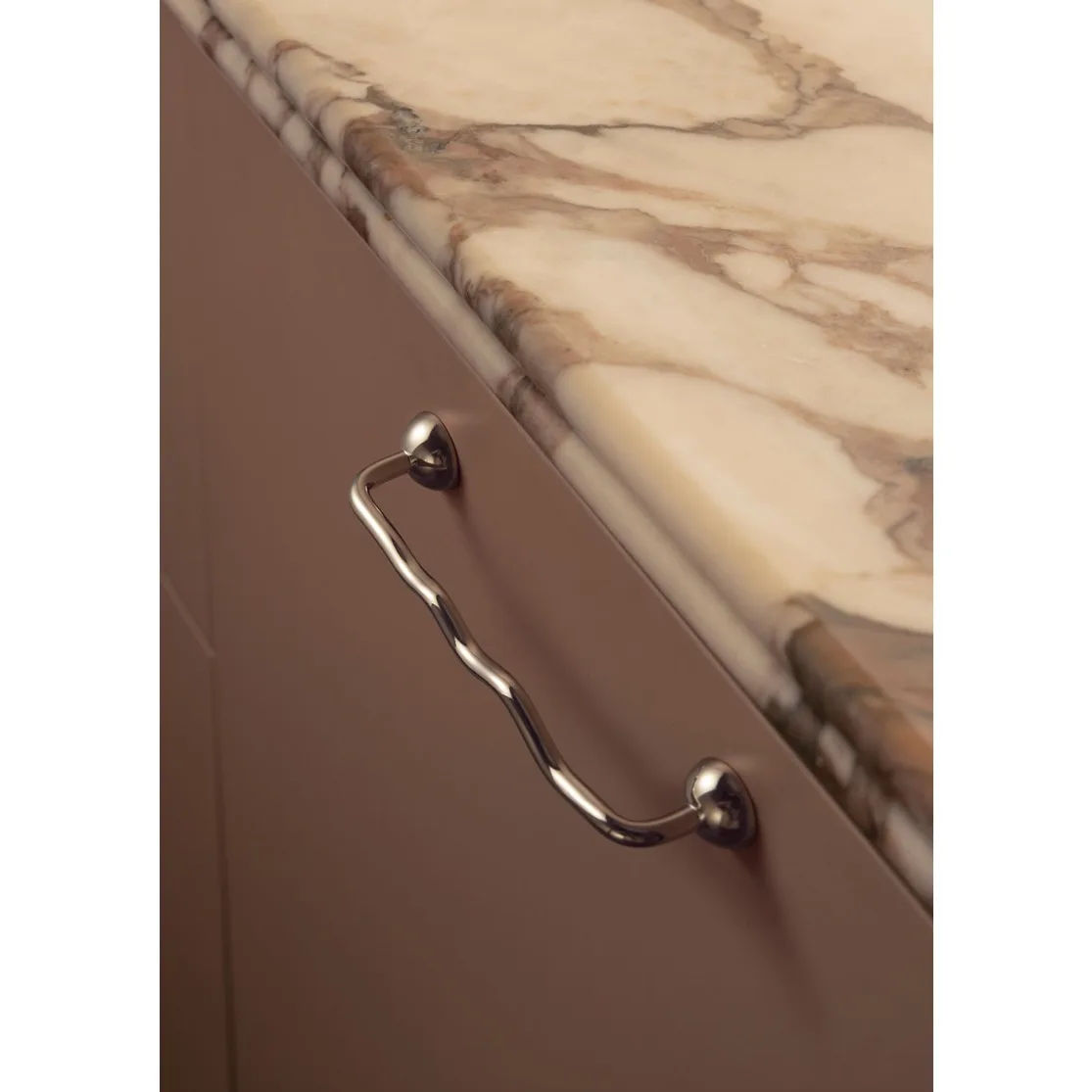 มือจับลิ้นชัก Goo-Ki สีเงินสดใส ดีไซน์ดั้งเดิม รูปทรงโค้งแบบไม่สมมาตร มือจับเฟอร์นิเจอร์สำหรับตู้และประตู สำหรับอุปกรณ์ฮาร์ดแวร์เฟอร์นิเจอร์ 1