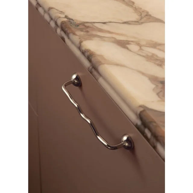 มือจับลิ้นชัก Goo-Ki สีเงินสดใส ดีไซน์ดั้งเดิม รูปทรงโค้งแบบไม่สมมาตร มือจับเฟอร์นิเจอร์สำหรับตู้และประตู สำหรับอุปกรณ์ฮาร์ดแวร์เฟอร์นิเจอร์ 1