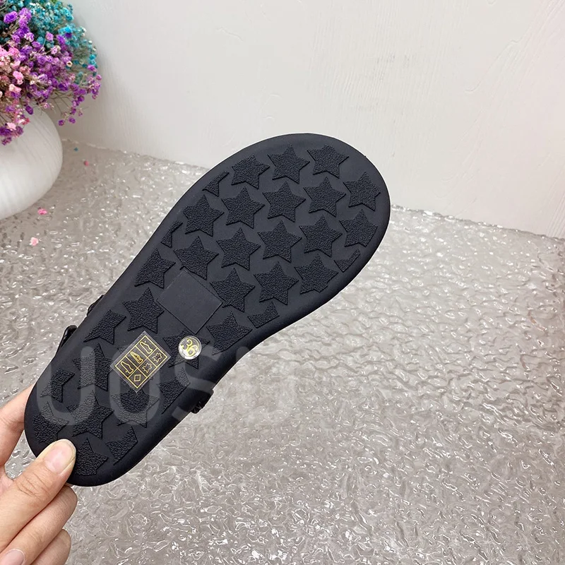 New Designer Roman Flat Women Clip Toe Woven Sandals Crystal T Sandals Outdoor Banquet  Calfskin Leisure Ladies Beach Shoes