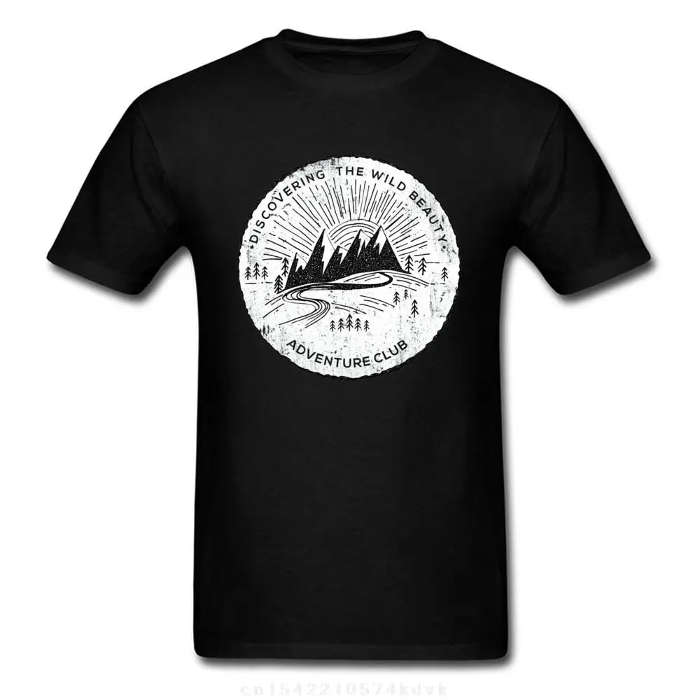 

Футболка мужская с надписью «Adventure Club Stay Wild Infinite Undiscovery Mountain Forest»