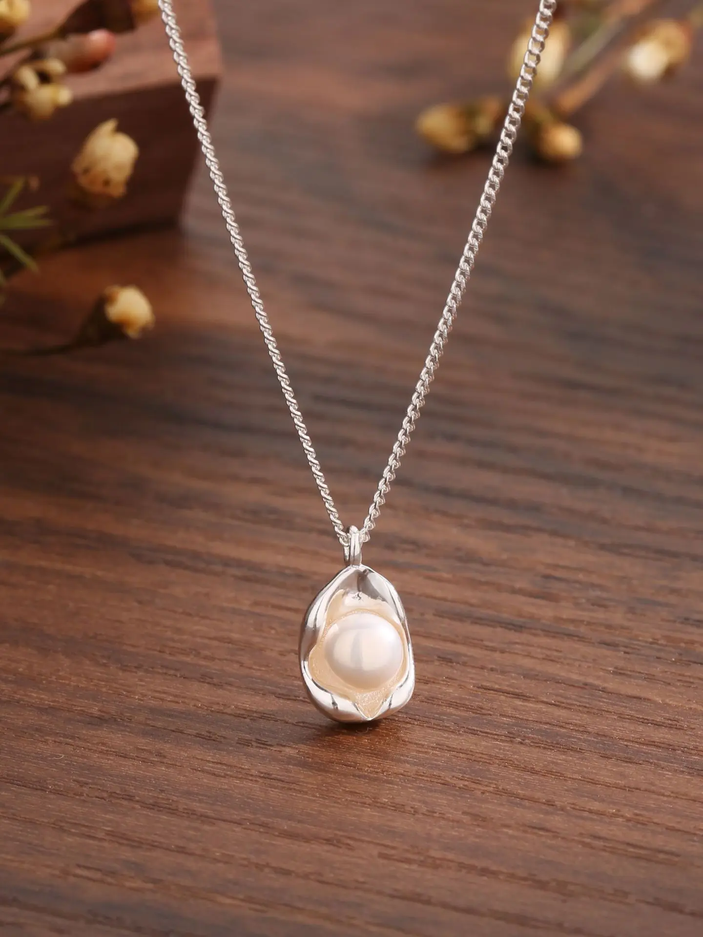 

New S925 Silver Pea Pearl Shaped Women's Necklace Pendant with Personalized Temperament, Fashionable Trend, and Advanced Sense