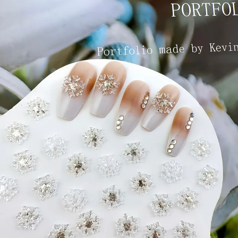 50 Stück Weihnachten funkelnde weiße Schneeflocke Nagel Charms Zubehör Glitzer Harz Schnee Nagel Dekoration für Maniküre DIY Teile – Detail 3