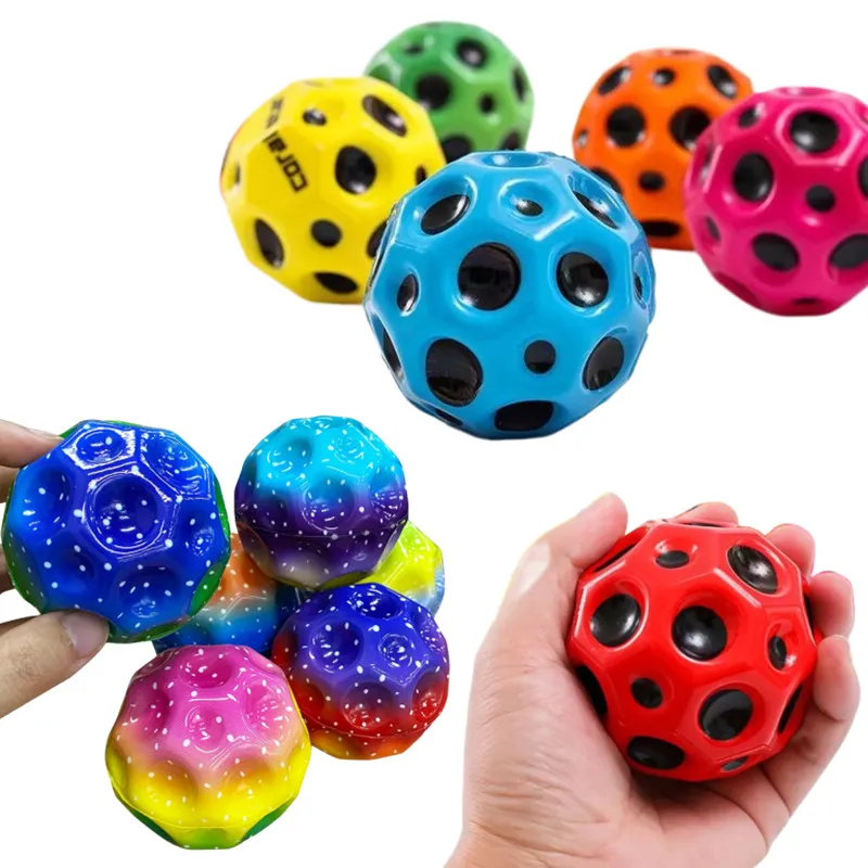 2 Stück hoch belastbare Lochball weiche Hüpfball Anti-Fall Mondform poröse Hüpfball Kinder Indoor Outdoor Spielzeug ergonomisches Design