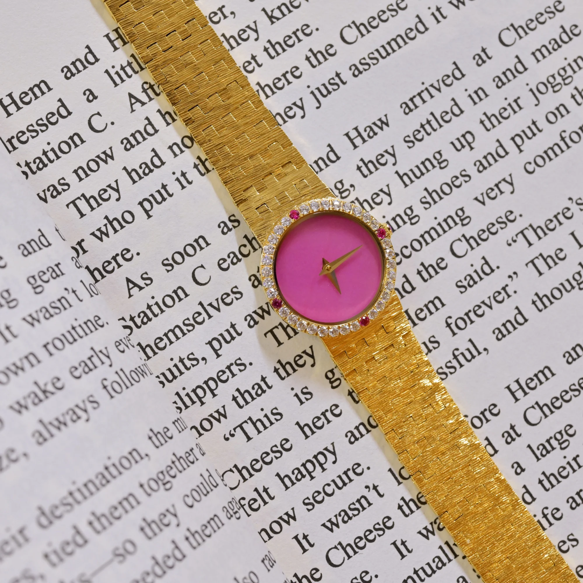 الجاديت الأحمر 2024 ساعة نسائية جديدة القرون الوسط...