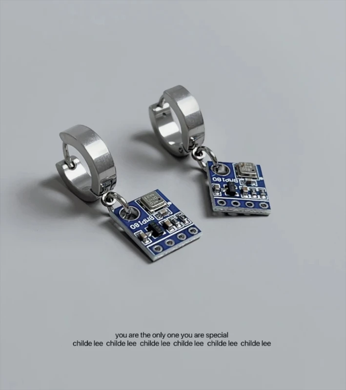 Cyberpunk-男性と女性のためのステンレス鋼のイヤリング,小さな