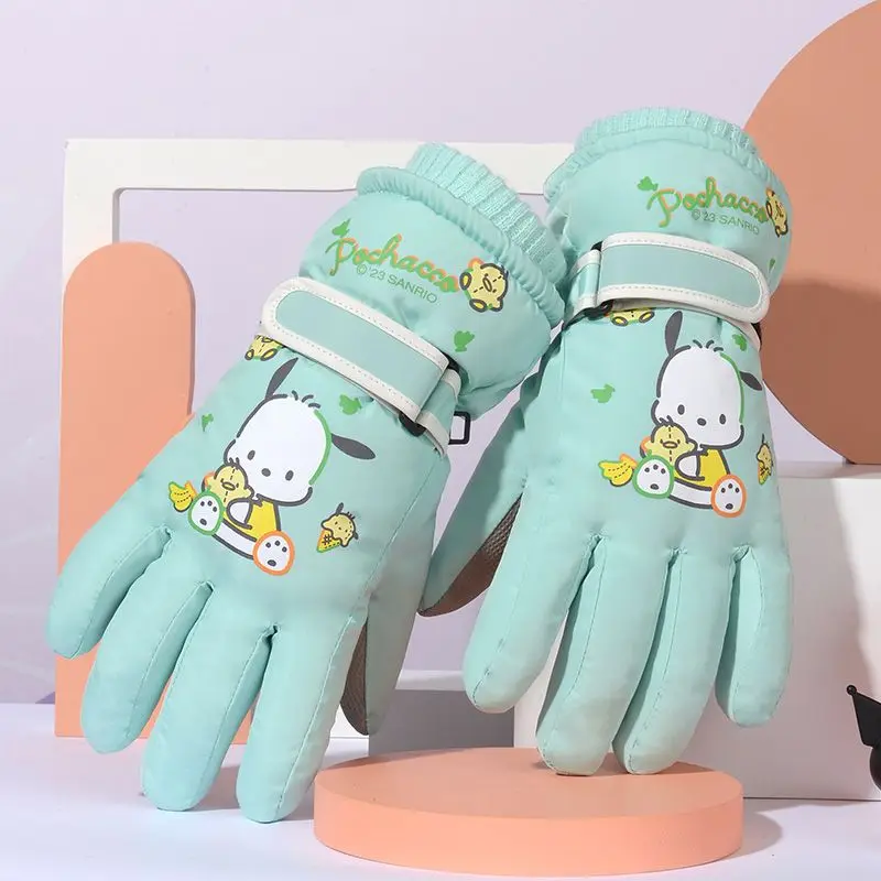 Рисунок 4 - Уличные лыжные перчатки Sanrio для сенсорного экрана