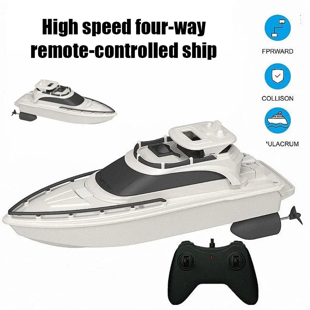 Bateau télécommandé haute vitesse blanc vu de côté, montrant son design aérodynamique pour les passionnés de RC.