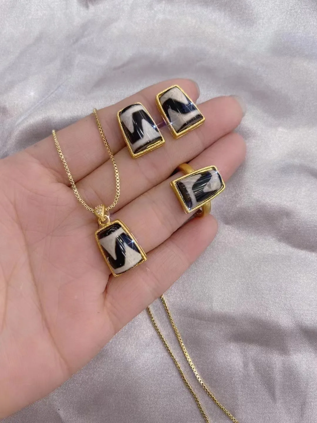 

Jewelry Beeswax Three-Piece Set Fashion Beautiful Women