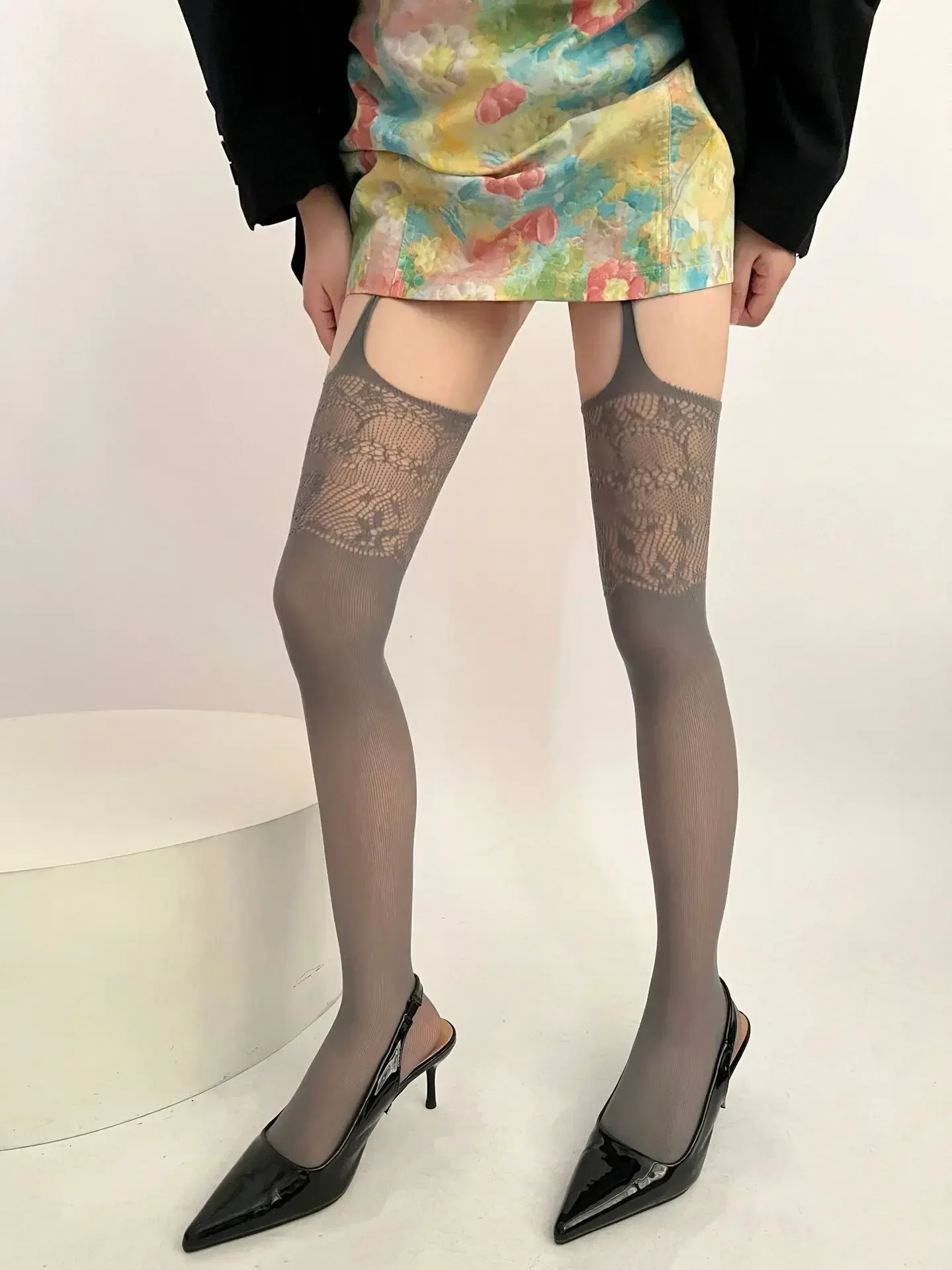 Sexy Y2K-Neckholder-Strümpfe mit Spitzenmuster, einteilig, hohles Netz, graue Netzstrümpfe, dünner Sommer, geeignet für Frauen und Mädchen – Detail 5