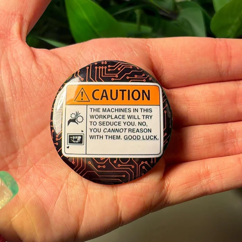 Spilla Decorativa Divertente con Avvertenza per Amanti dei Robot - Badge Artistico Objectum - Regalo Unico e Originale per i Fan dei Robot - Spilla da Collezione - immagine 5