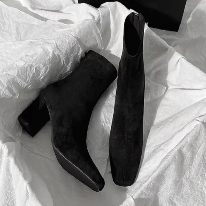 أحذية بوت قصيرة بكعب مربع