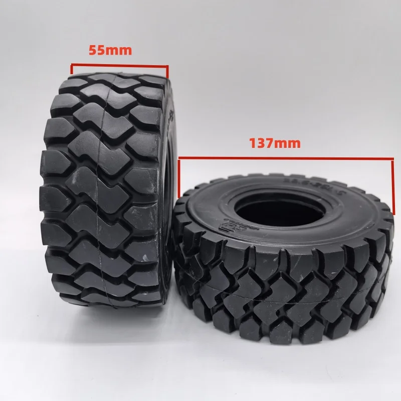 Paire de pneus RC JDM-82 137mm en caoutchouc pour chargeur, posés sur sol
