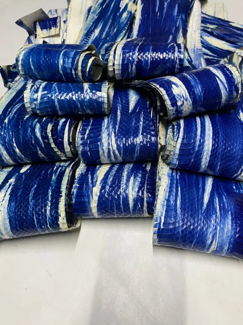 전체적으로 파란색과 흰색이 점차적으로 색이 바뀌는 뱀피, 두께 약 0.2mm 신발..