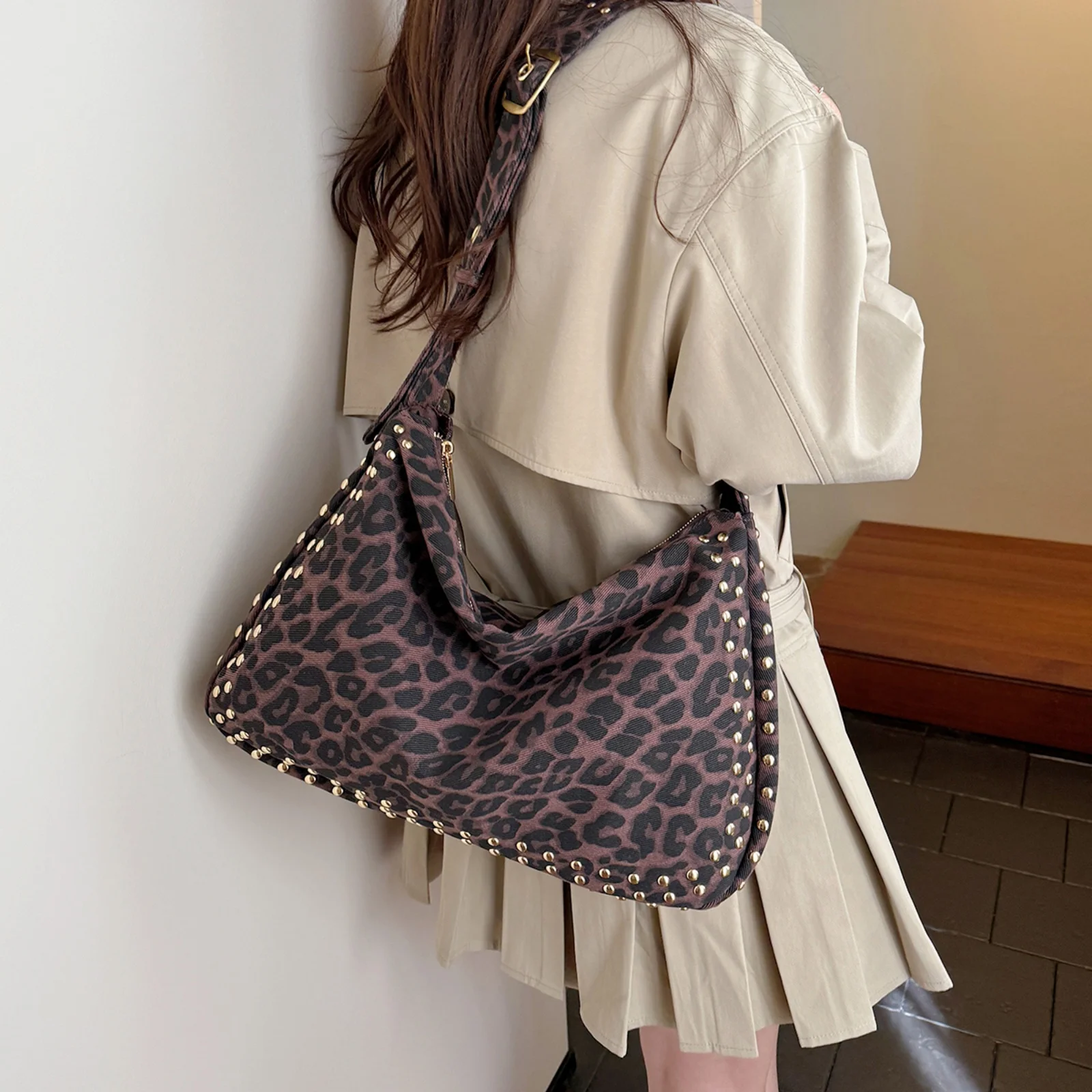 Canvas Rivet Shoulder Bag Leopard Print Trendy Crossbody Bag Large Capacity Metal Stud Sling Bag Commute Bag
