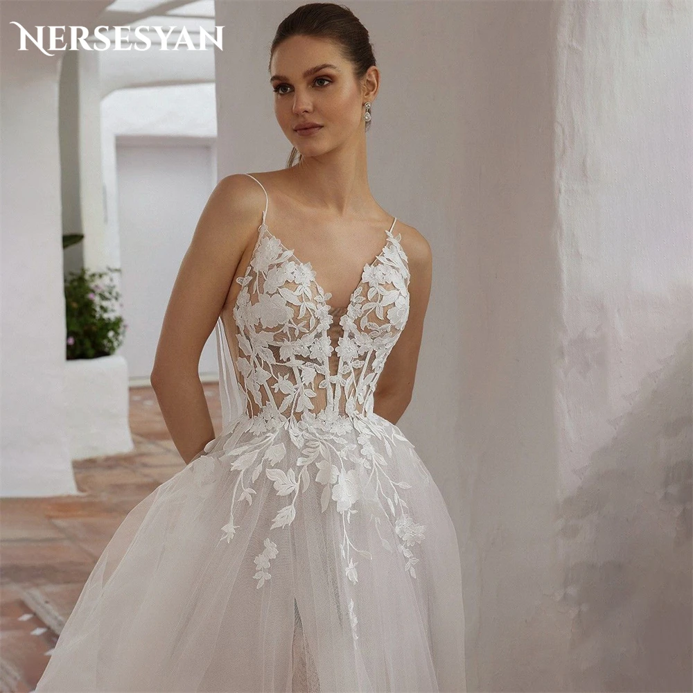 

Nersesyan Bohemia Lace Wedding Dresses V-Neck Spaghetti Straps A-Line Appliques Bridal Gowns Backless Bow Flowers Bride Dress