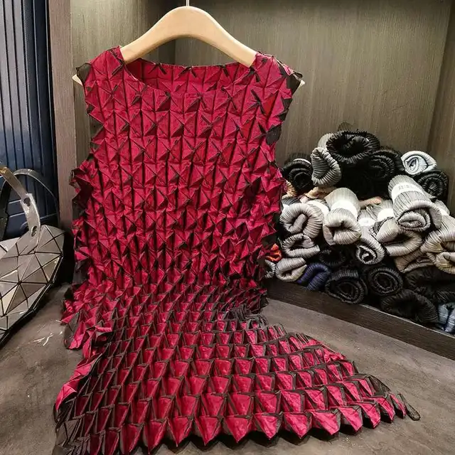 LANMREM Niche Grey Irregular Asymmetrical Pleated Sleeveless Glossy Pleated Women's Dress Chic Elastic Loose Tank Dresses DB3688
