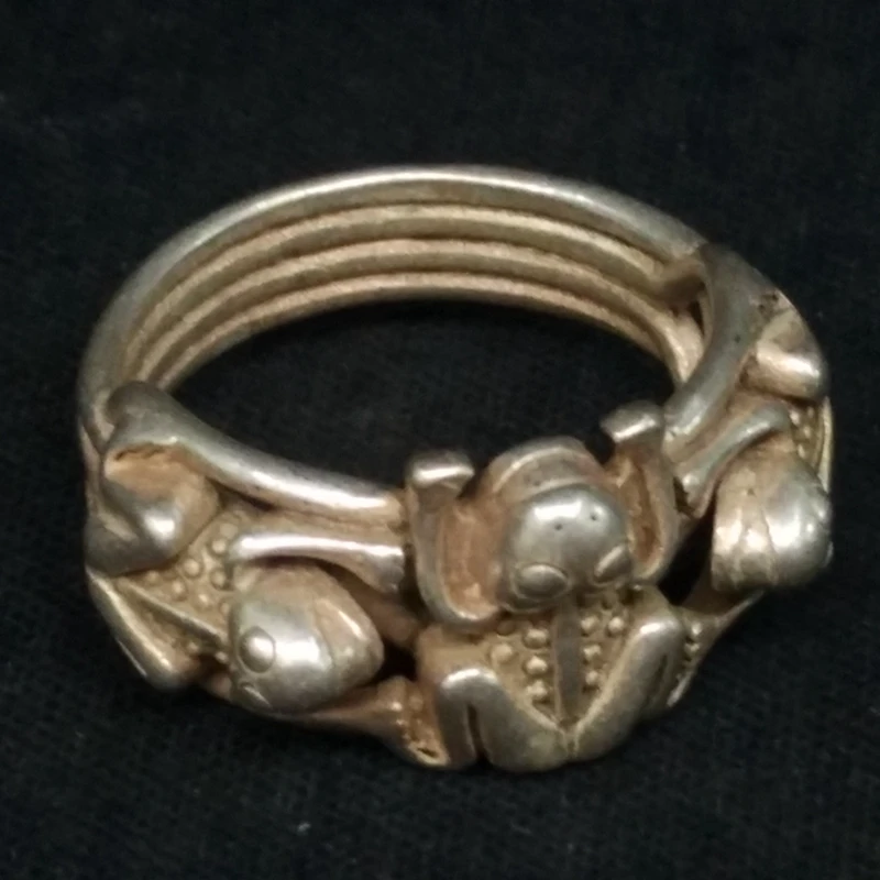 

Collection Ancient China Tibet Silver Carving Lovely Frog Statue Ring Decoration