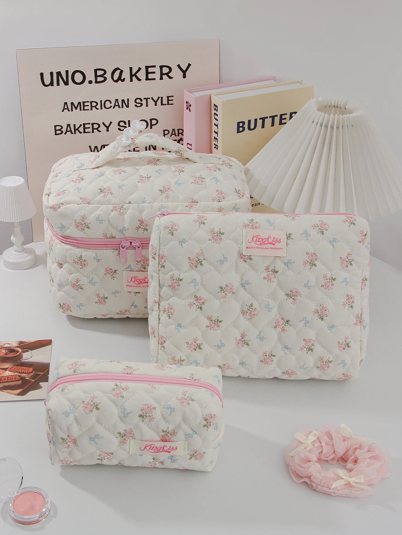 1 Stück/Set gesteppte Make-up-Tasche mit blauer Schleife und Blume, unverzichtbare Reise-Make-up-Tasche, Make-up-Tasche zur Aufbewahrung täglicher Toilettenartikel – Detail 2