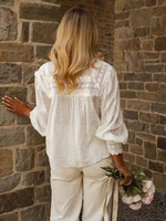 Printemps/été 2026 nouveautés vêtements pour femmes européennes et américaines Style de vacances couleur unie à lacets chemisier brodé 3