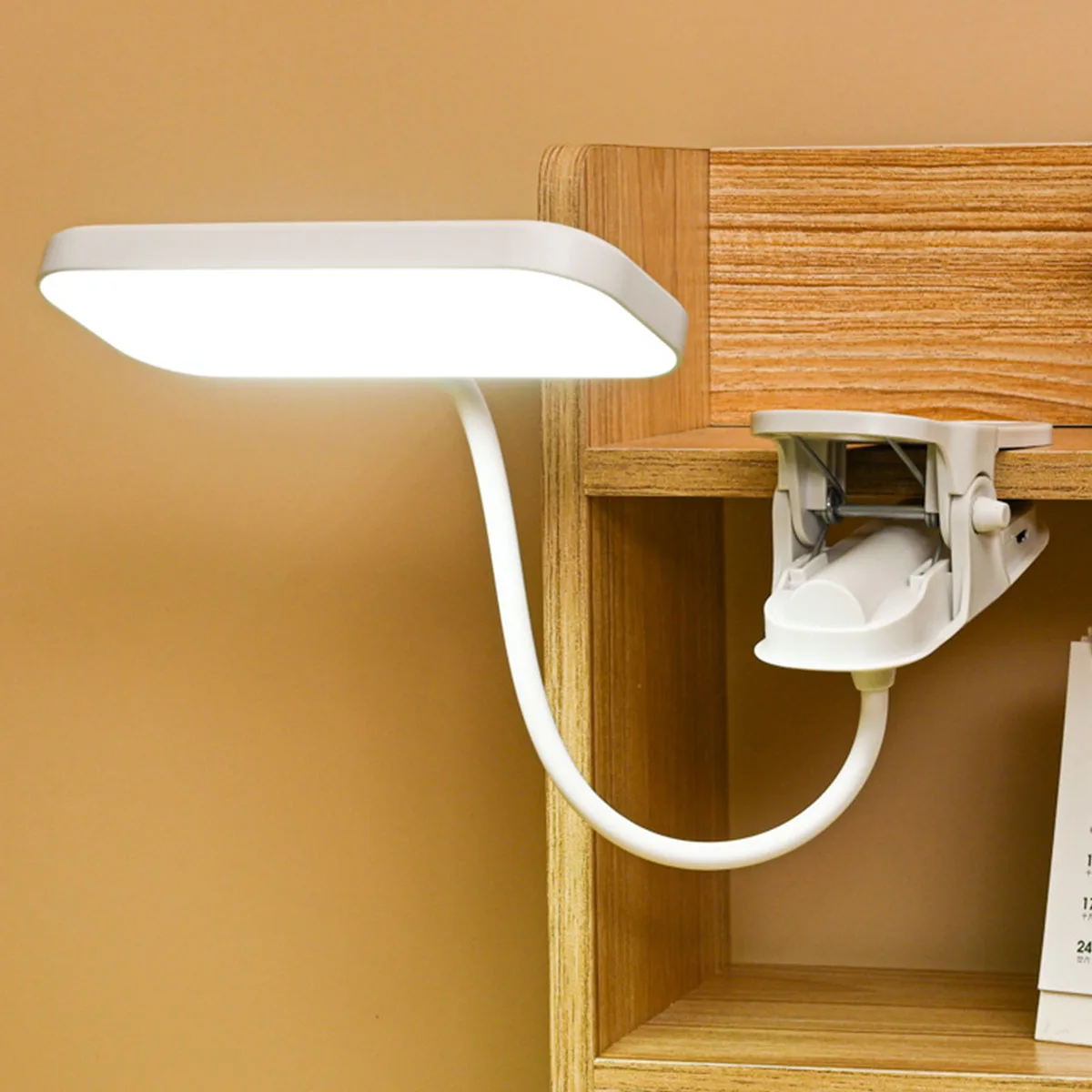 LED 클립형 USB 충전식 책상 램프는 대학생, 기숙사 책상, 침실 독서등으로 적합합니다.