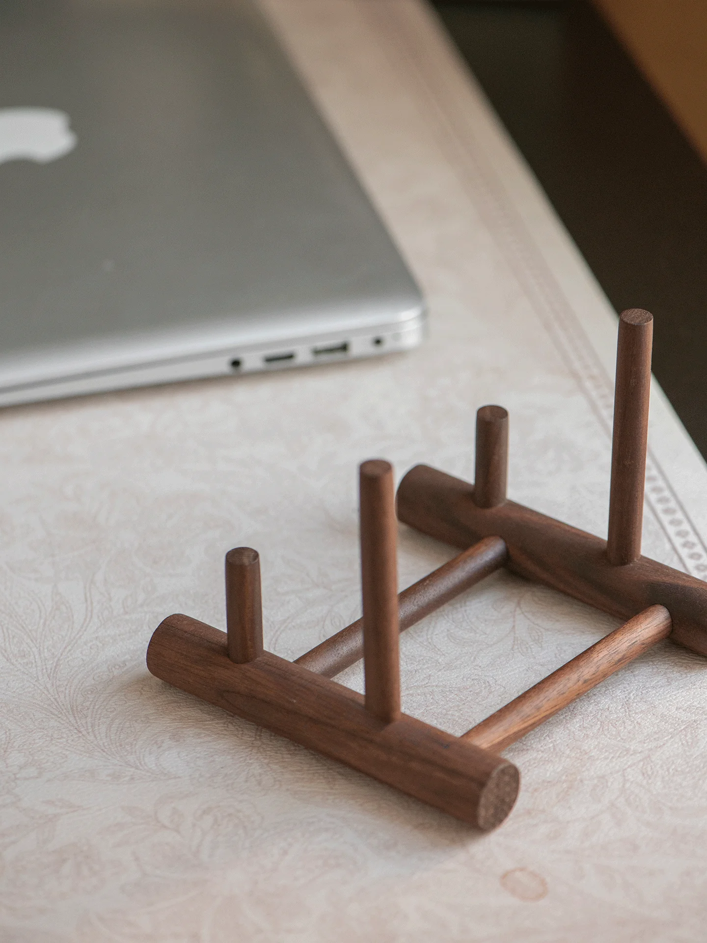 휴대용 노트북 스탠드 블랙 월넛 원목 수납 디스플레이 랙 (노트북, 태블릿, 데스크탑용) 높이 조절 가능 모바일 홀더