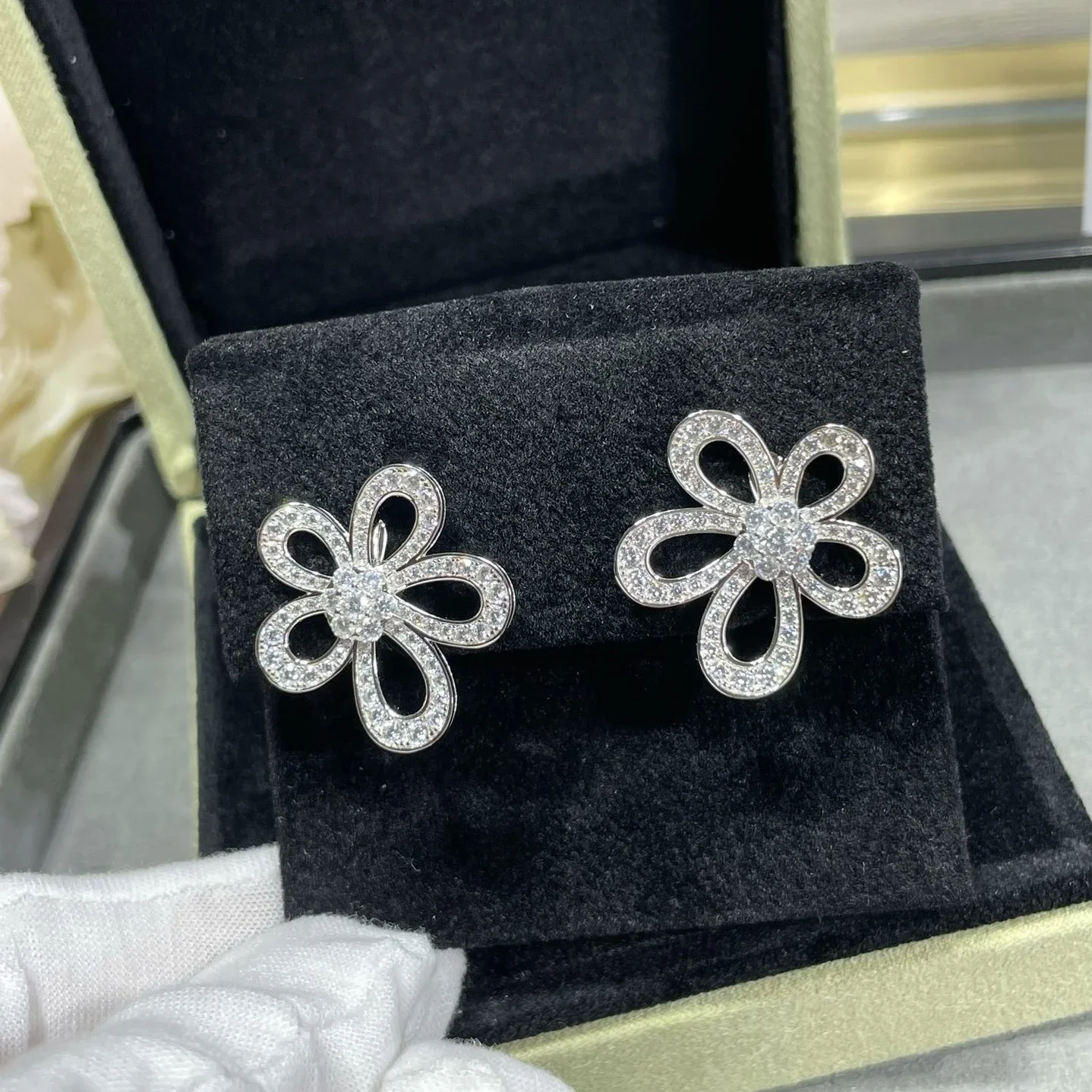 

Classic brand inlaid diamond sunflower earrings for women 925 sterling silver jewelry banquet luxury fashion jewelry