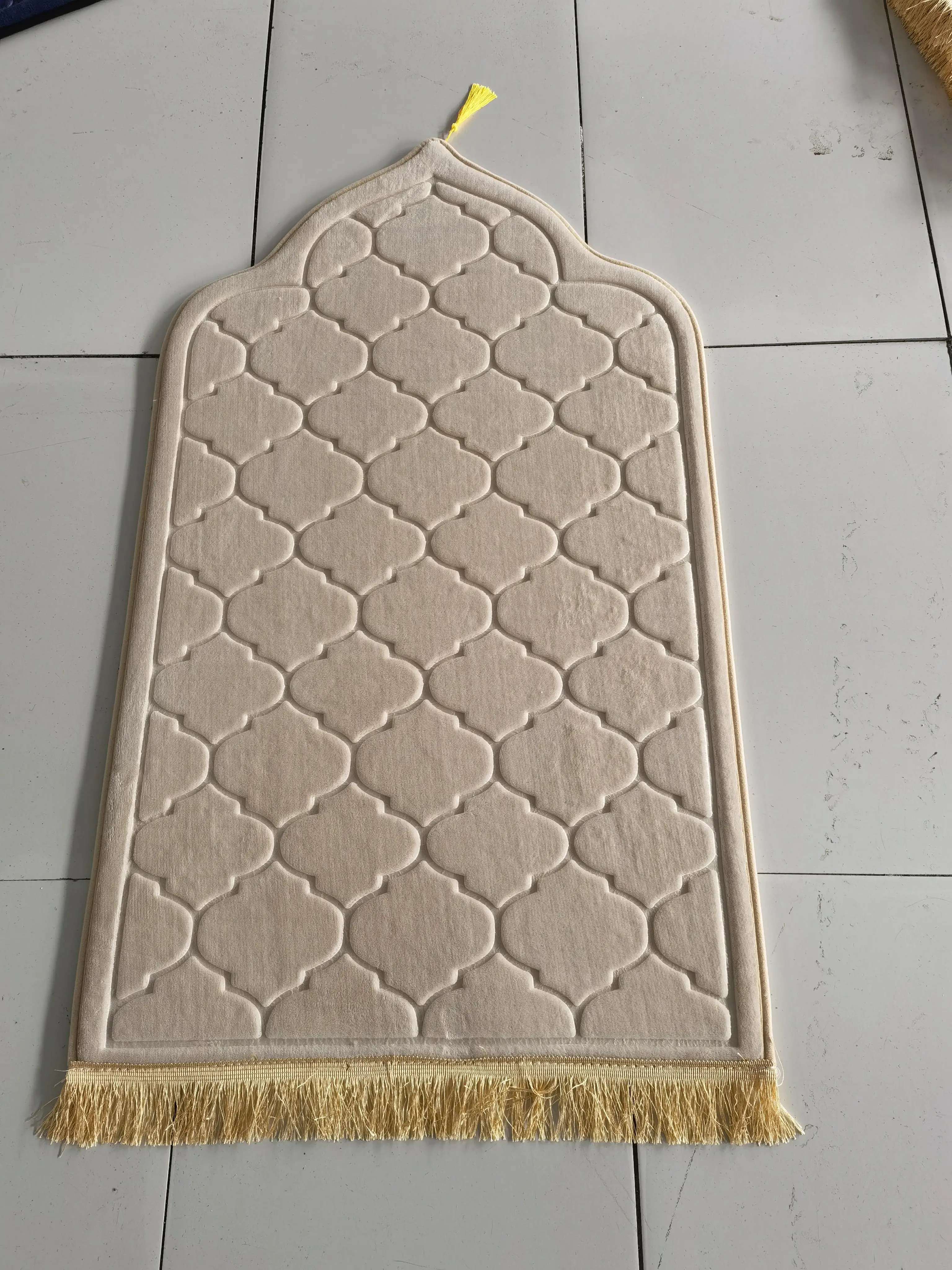 Description Picture 2 of itemFlannel Prayer Mat For Muslim Ramadan Worship Kneel Blanket Embossing Floor Carpets Anti Slip Soft Portable Travel Prayer Rug