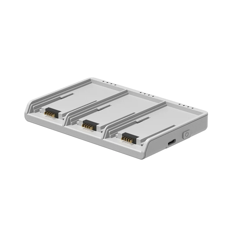 Vue rapprochée du chargeur rapide 65W pour DJI Neo affichant les indicateurs LED