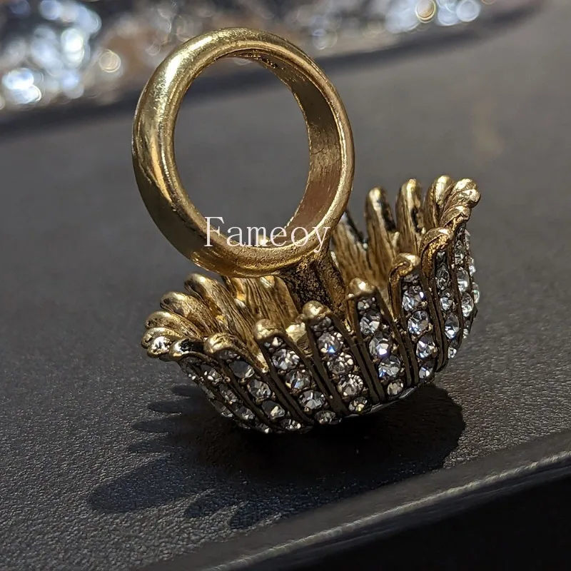 2024 Fashion New Classic Round Crystal Inlaid Women's Ring