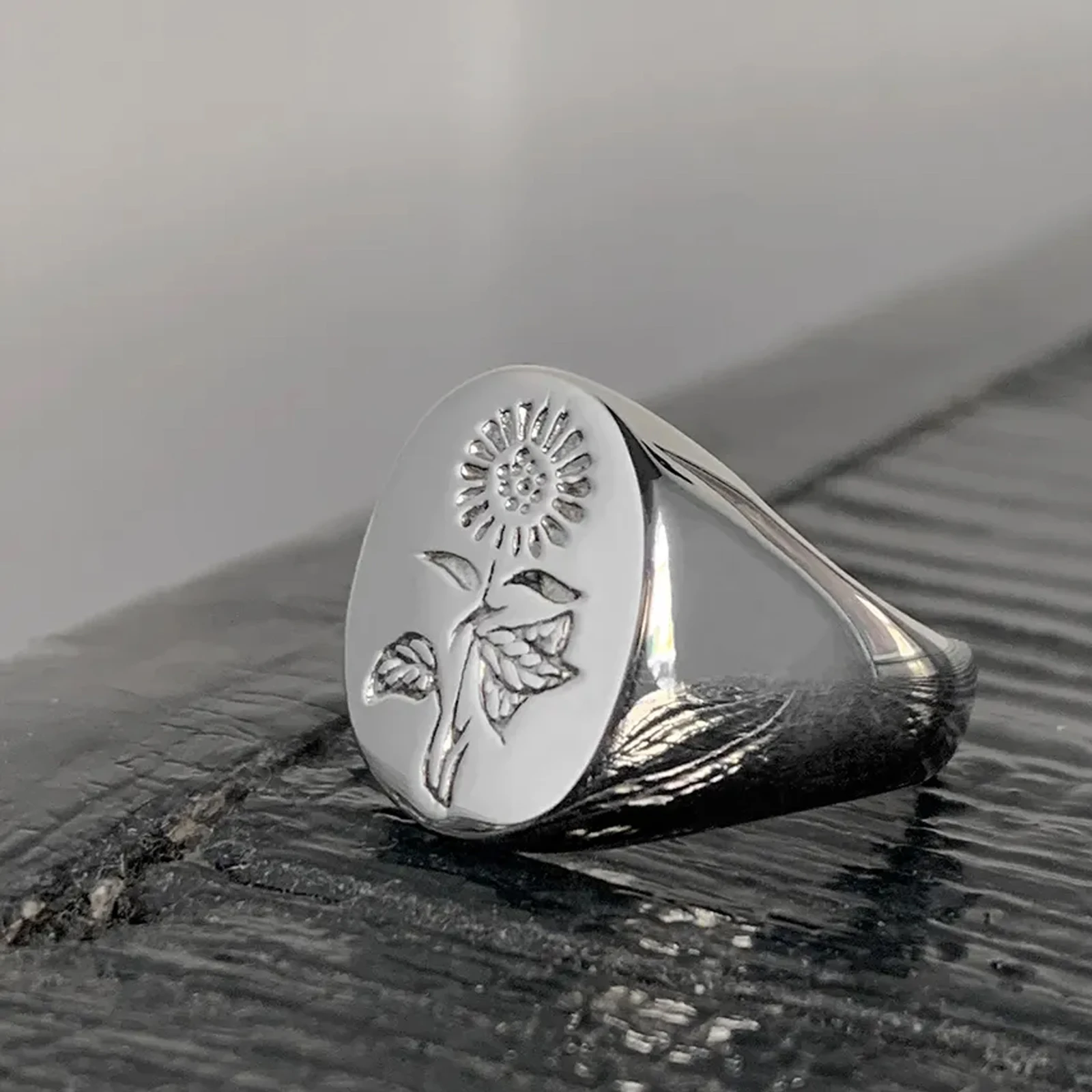

Unisex Fashionable Sunflower Titanium Steel Polished Ring Personalized Jewelry
