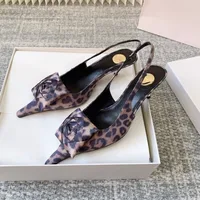 Sandales à bout pointu pour femme, nouvelle collection printemps-été 2026, en satin polyvalent, style Baotou rose, à talon confortable et décolleté. 3