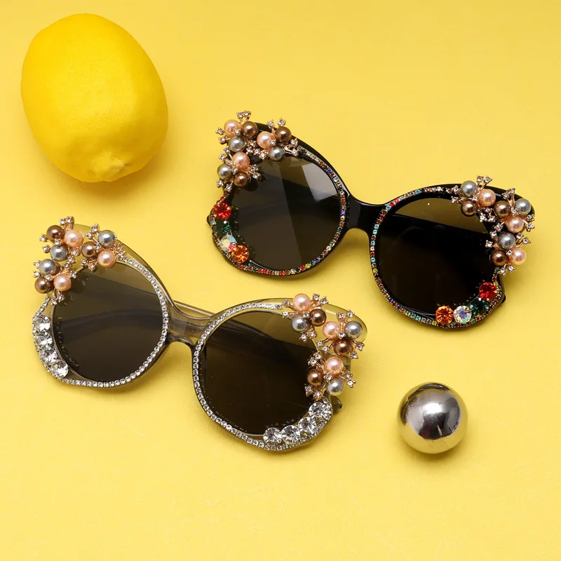 

Luxury Brand Butterfly Shaped Sunglasses Women Large Frame With Diamond Eyeglass Frame Punk Street Shoot Eyewear Gafas
