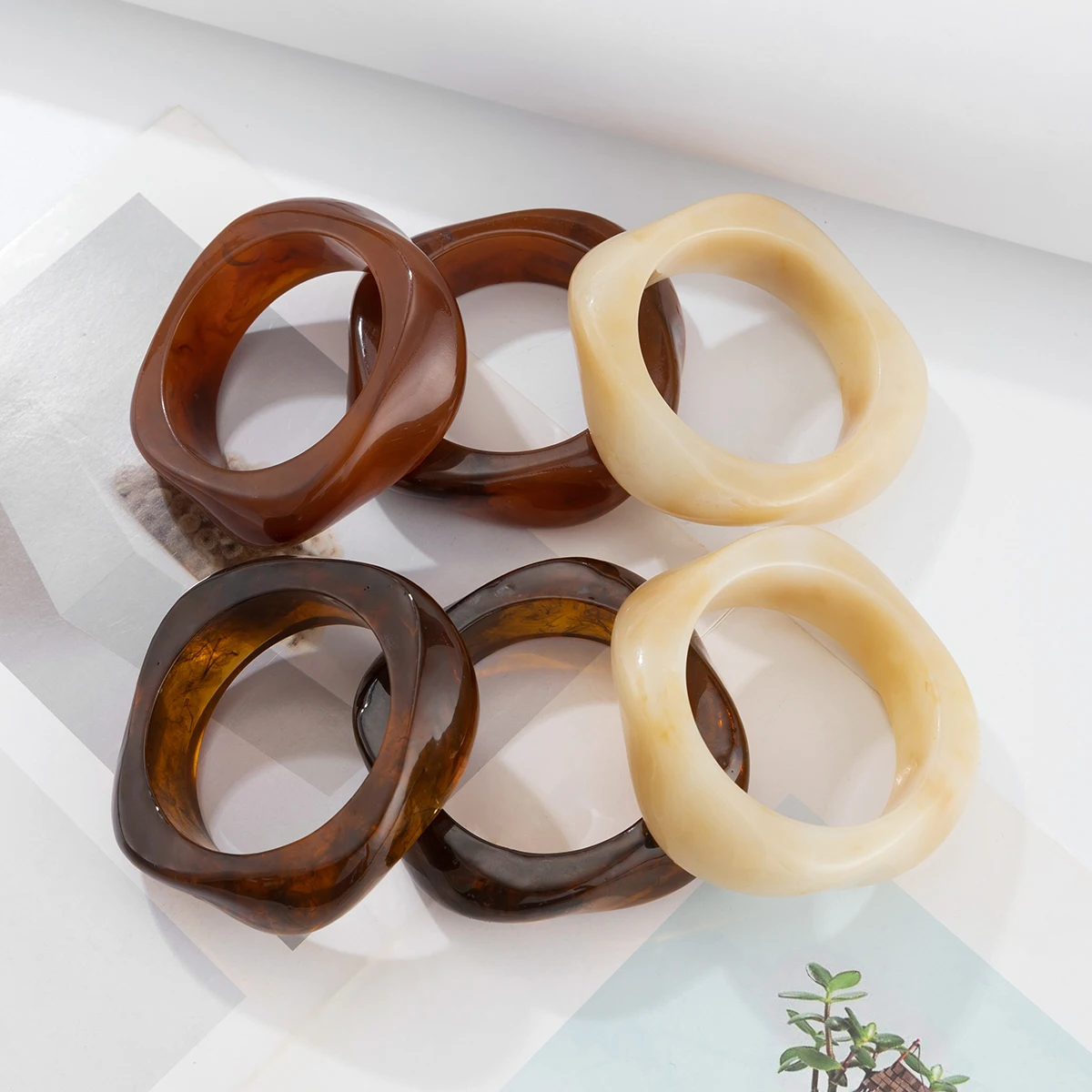 Bracciali rigidi in resina spessa: gioielli boho, bracciale marrone, regalo per lei - Italia Bracciali rigidi in resina spessa: gioielli boho, bracciale marrone, regalo per lei - Italia