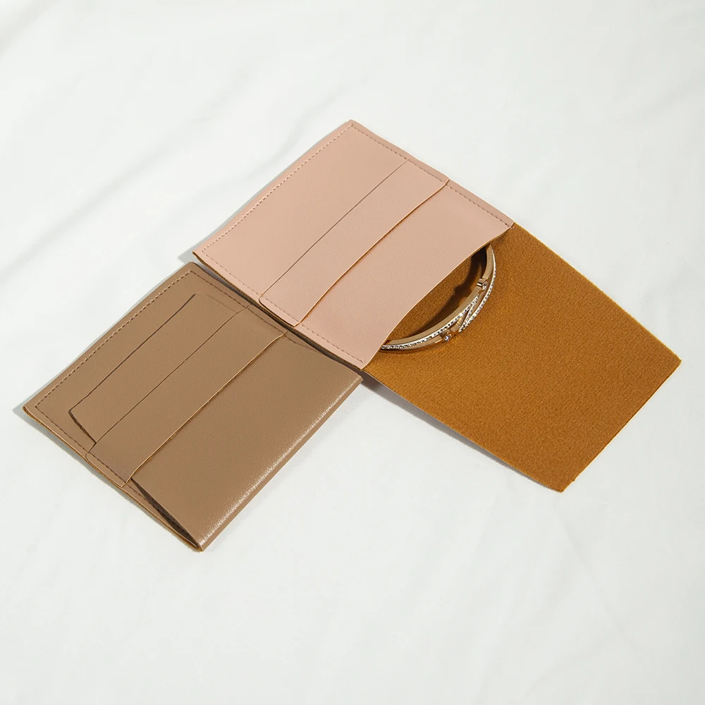 50 Stück 8x8cm Weiche Leder-Ring-Geschenktaschen Maßgefertigte Schmuckverpackung Langlebige Ohrringe-Halsketten-Make-up-Verpackungsbeutel Höhere Qualität – Detail 3
