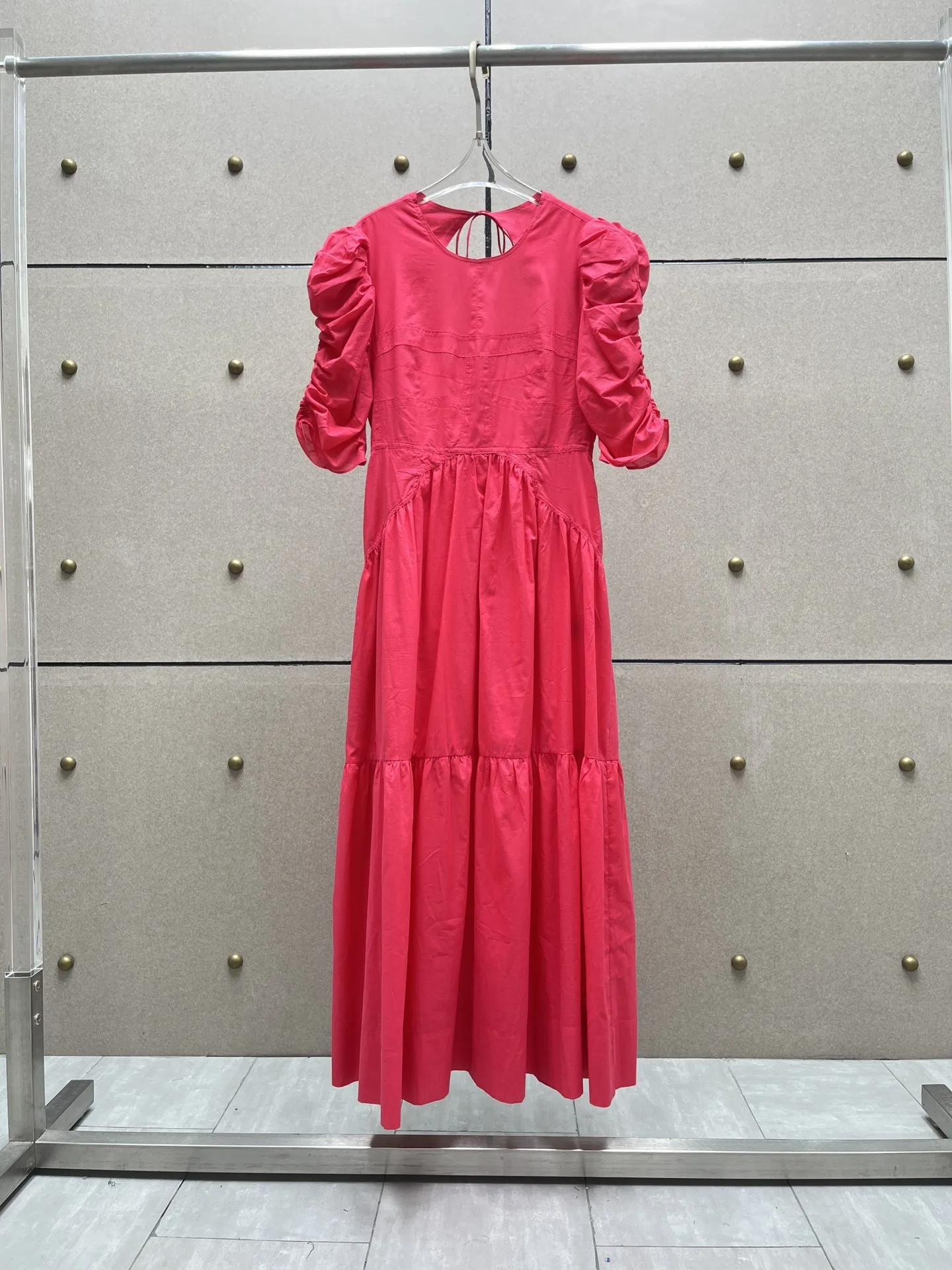 

New backless frock with puffed sleeves for spring/Summer 2024 04058