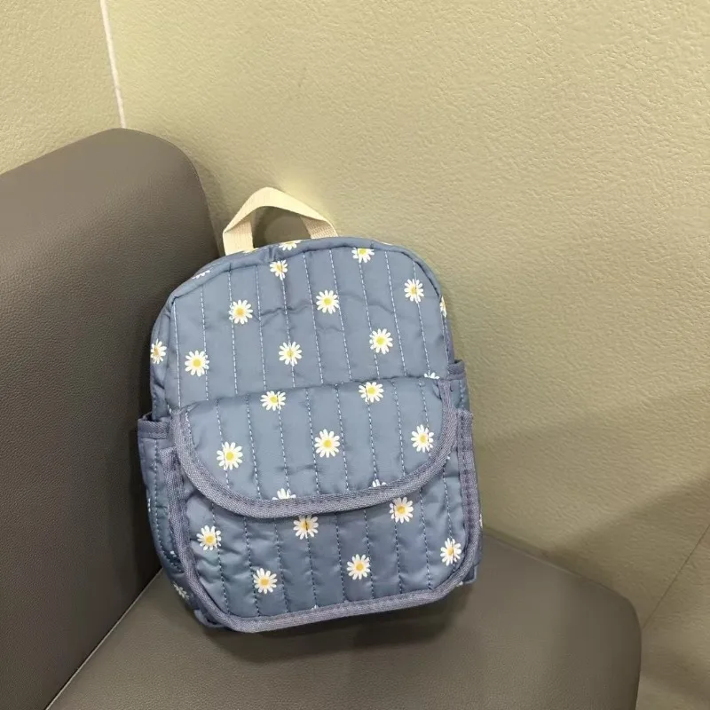 תיק גב קטן חדש של דיסני 2025 עם פרחי דייזי, אופנתי ואיכותי לילדים, תיק בית ספר קז'ואלי עם נפח גדול לתלמידים