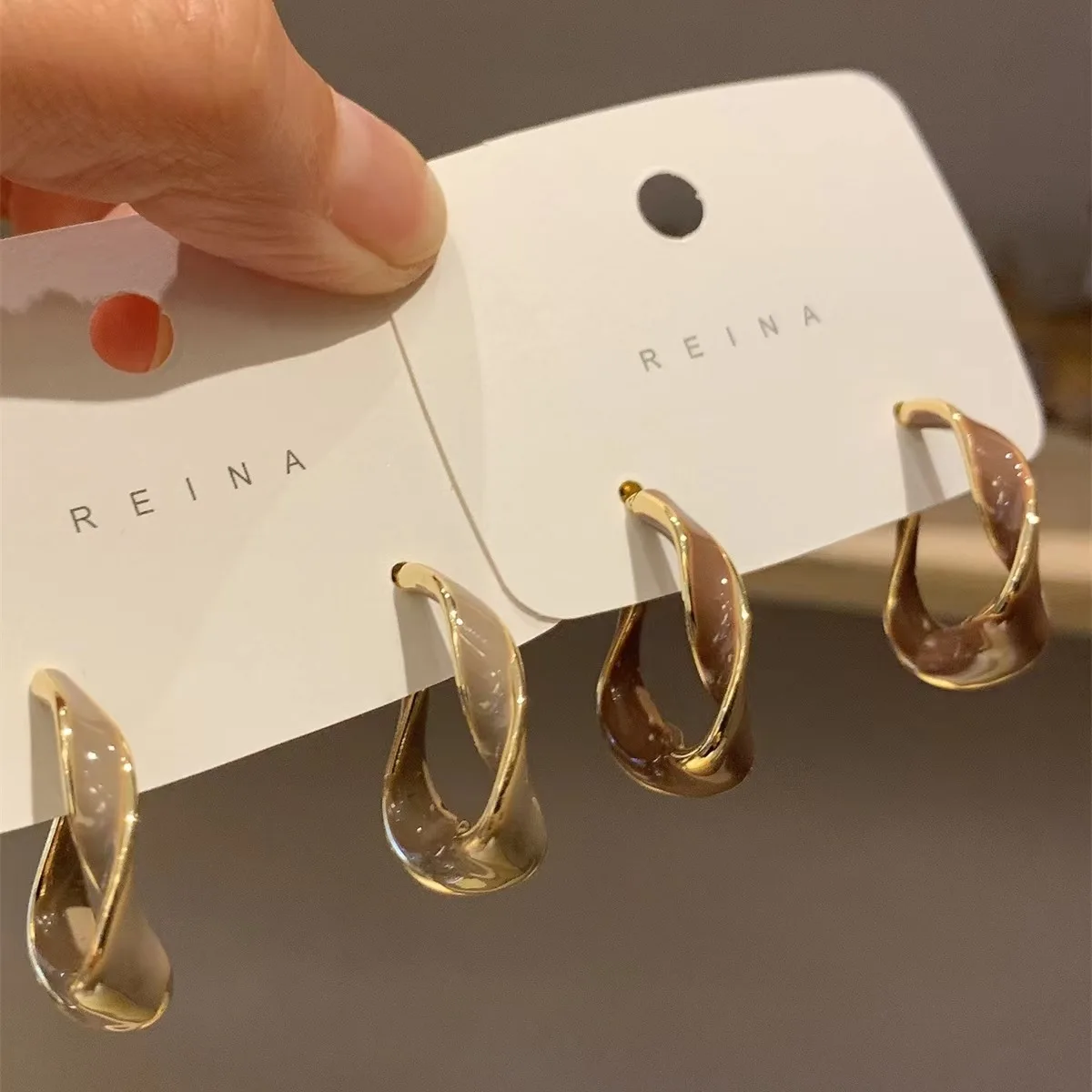 Nuova Tendenza Della Moda Design Unico Elegante Delicato Bicolore Twisted Metal Hoop Orecchini A Bottone Ladies Premium Jewelry Party Gift