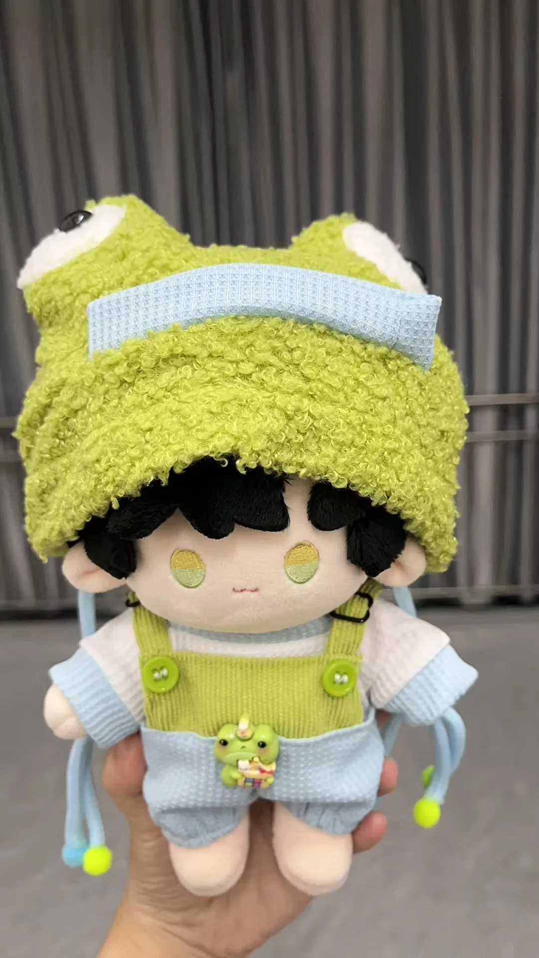 Winter doll clothes 20cm cute green little frog suit clothes overalls and frog hat for Love DeepSpace doll clothes