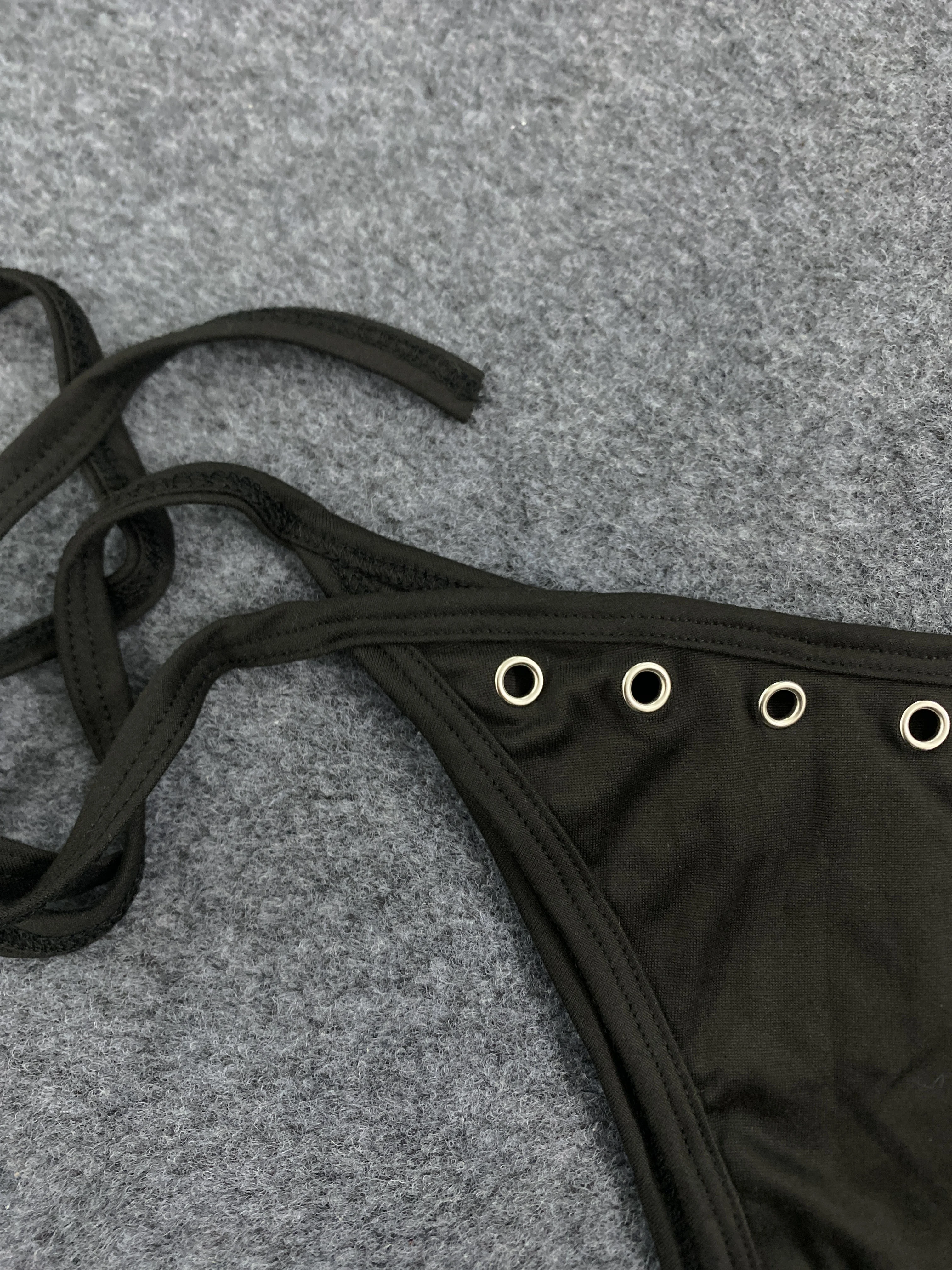 Modisches Nieten-verziertes Neckholder-Top Dreipunkt-Riemen Bikini mit Verstellbaren Trägern Instagram-Würdig Sexy Hot Girl Gothic Damen-Set – Detail 11