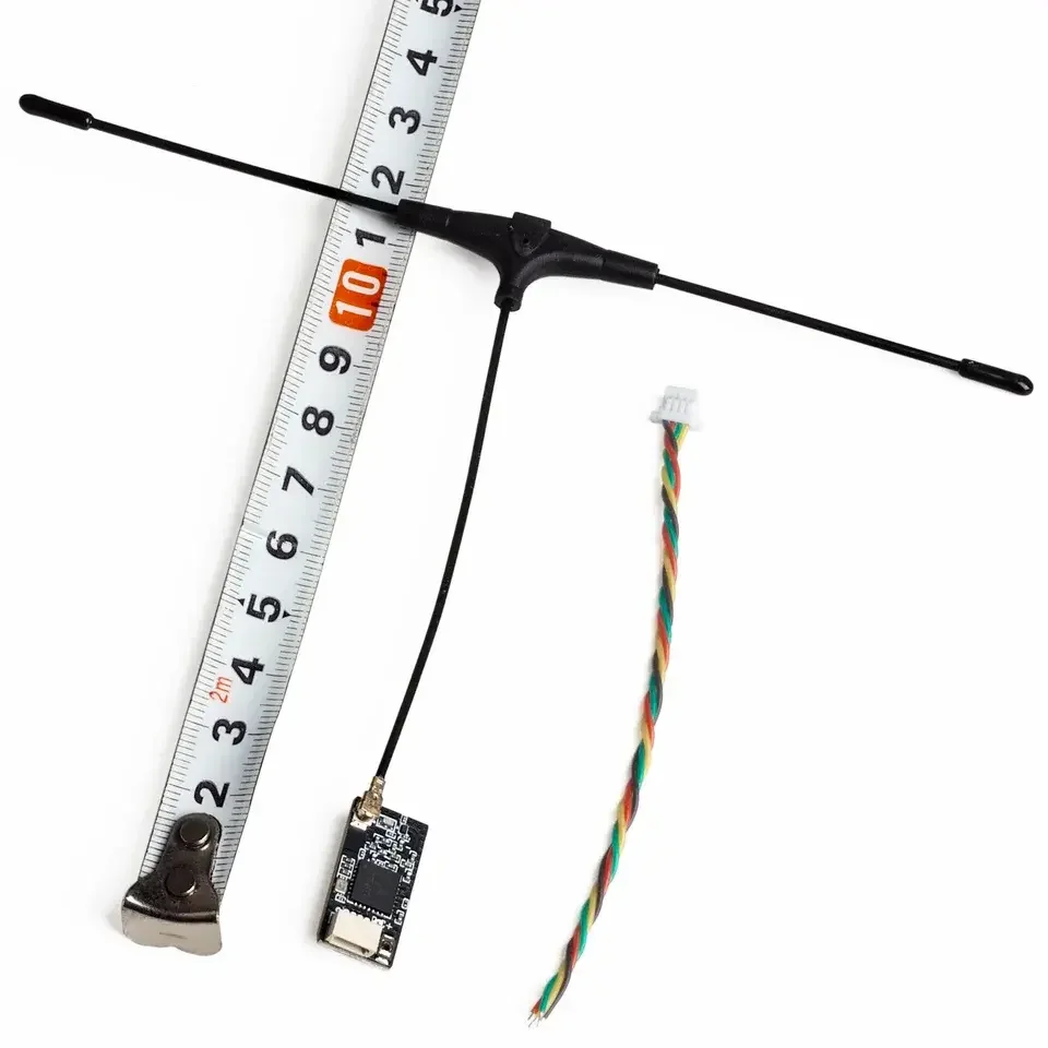 Récepteur ELRS 990 MHz installé sur un drone RC, avec câbles de liaison visibles.
