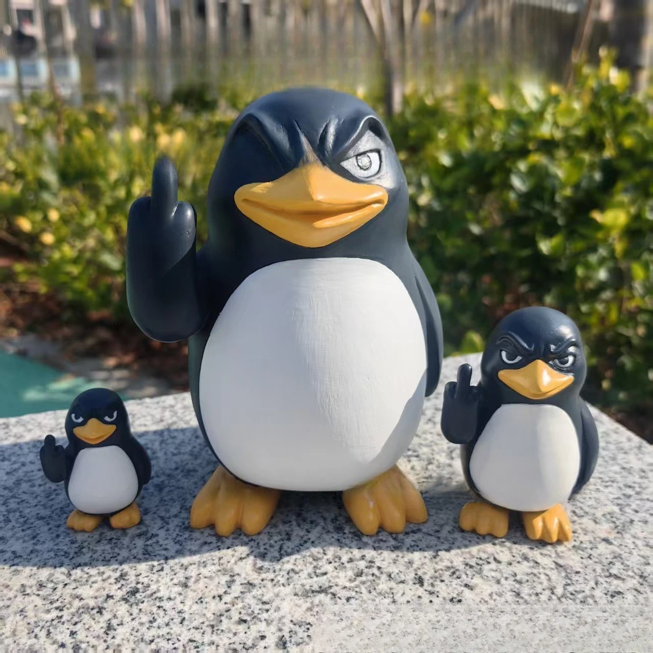 divertida estatua de pingüino con dedo medio de resina, adorno novedoso para escritorio o mesa, decoración creativa para el hogar, regalo de arte humorístico Divertida Estatua de Pingüino con Dedo Medio de Resina, Adorno Novedoso para Escritorio o Mesa, Decoración Creativa para el Hogar, Regalo de Arte Humorístico 2