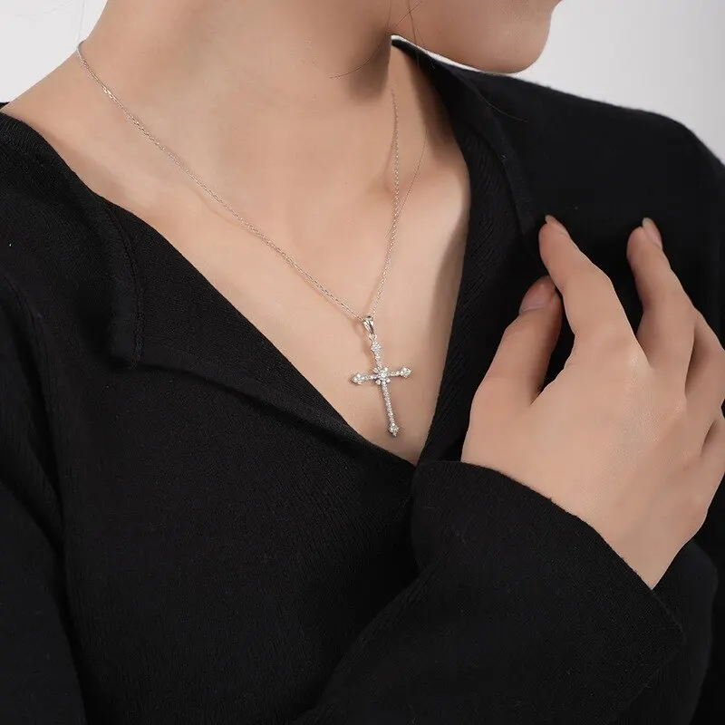 Colar com pingente de cruz de diamantes e estrela ouro branco_voghion.com