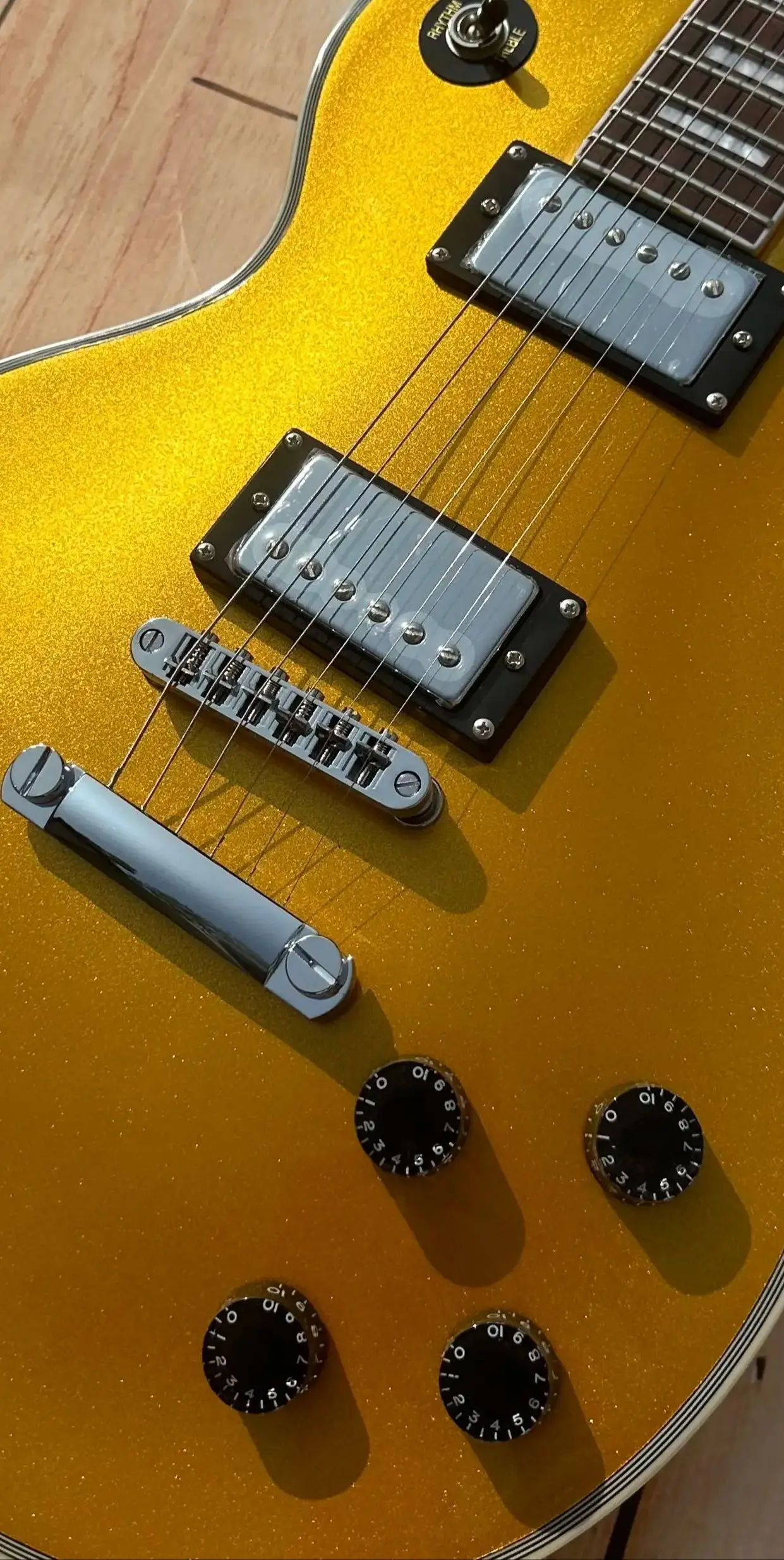 

Customized electric guitar, gold, imported wood and environmentally friendly paint, silver accessories, good sound quality, ligh