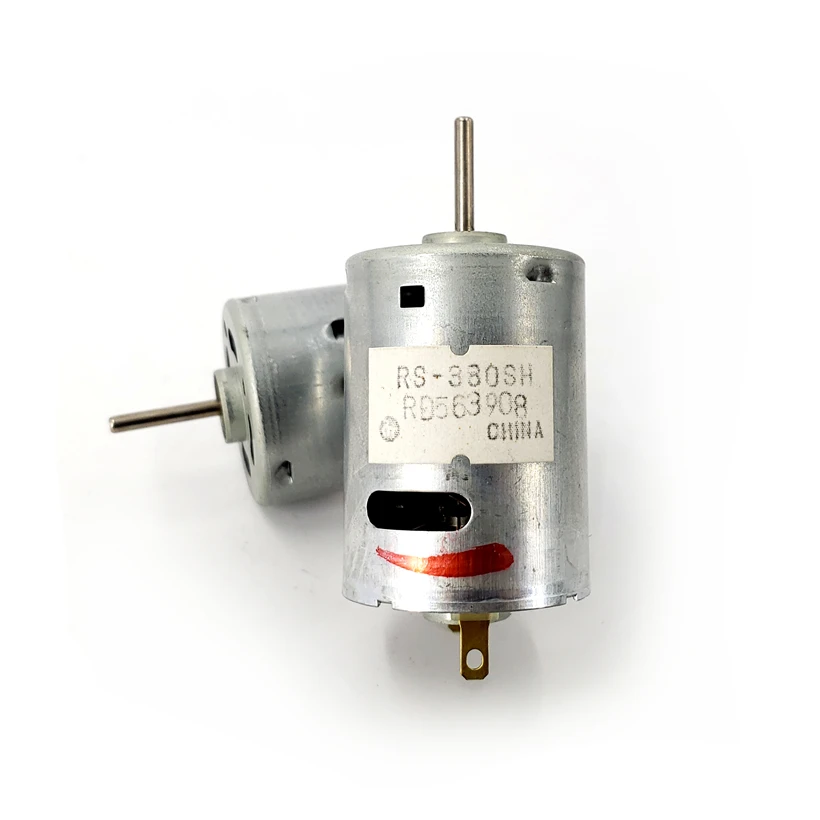 Moteur électrique RS-380SH-20150 12V 11000 tr/min posé sur une surface blanche, avec câbles dénudés.