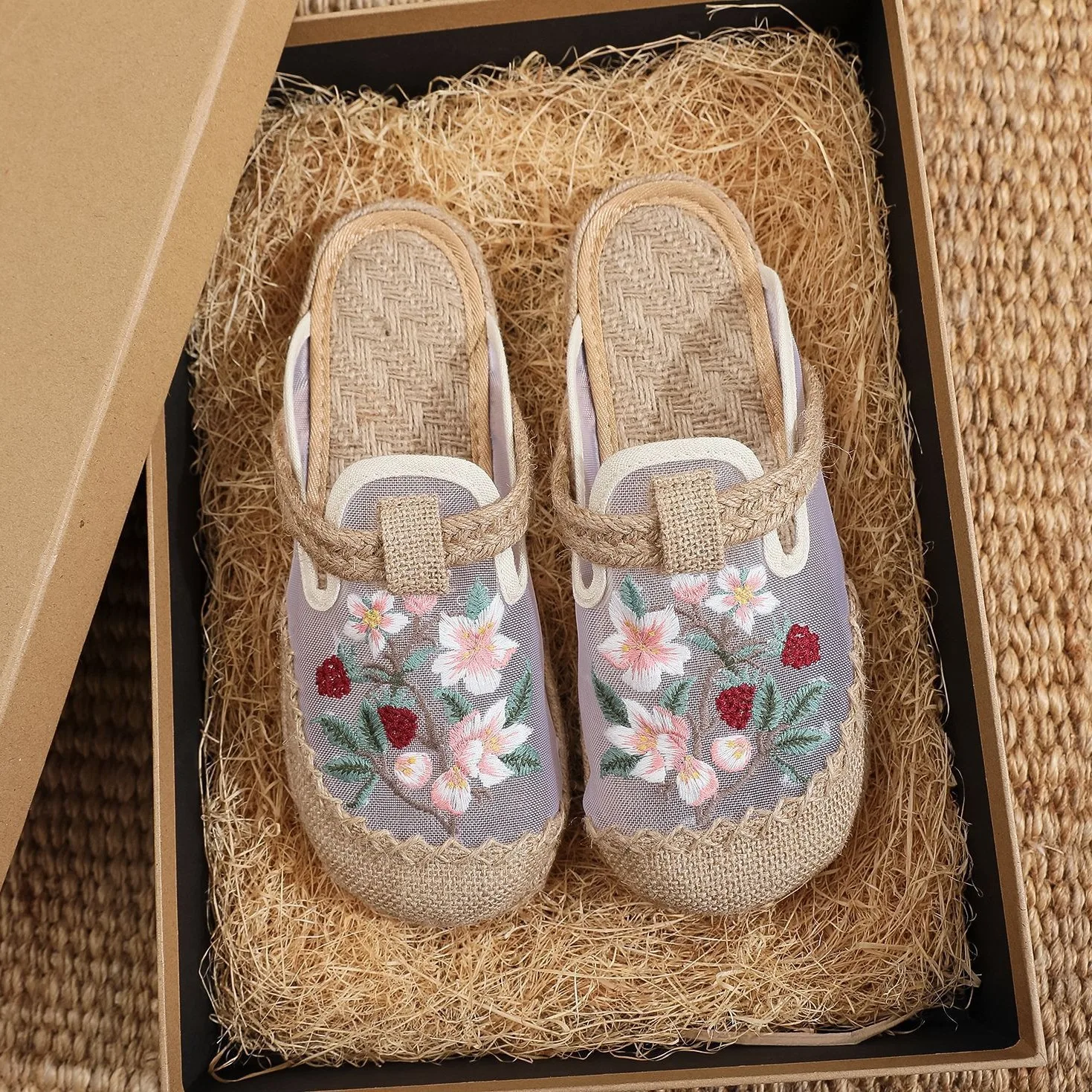 

Женские туфли с низким берцем, 2024, тапочки с низким берцем, плоская обувь, новинка, ретро римская ткань, этнические сланцы, хлопковые шлепанцы с цветочной вышивкой