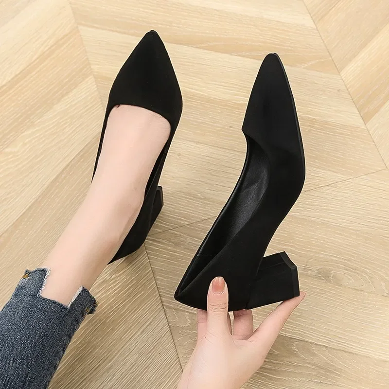 Spring and Autumn 2023 New Simple Banquet Black Women's Shoes Square Heel Sexy Temperament Versatile Single Shoes Women