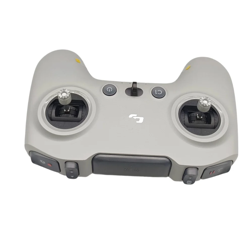 Télécommande DJI FPV 3 tenue en main, montrant son ergonomie pour le pilotage FPV.