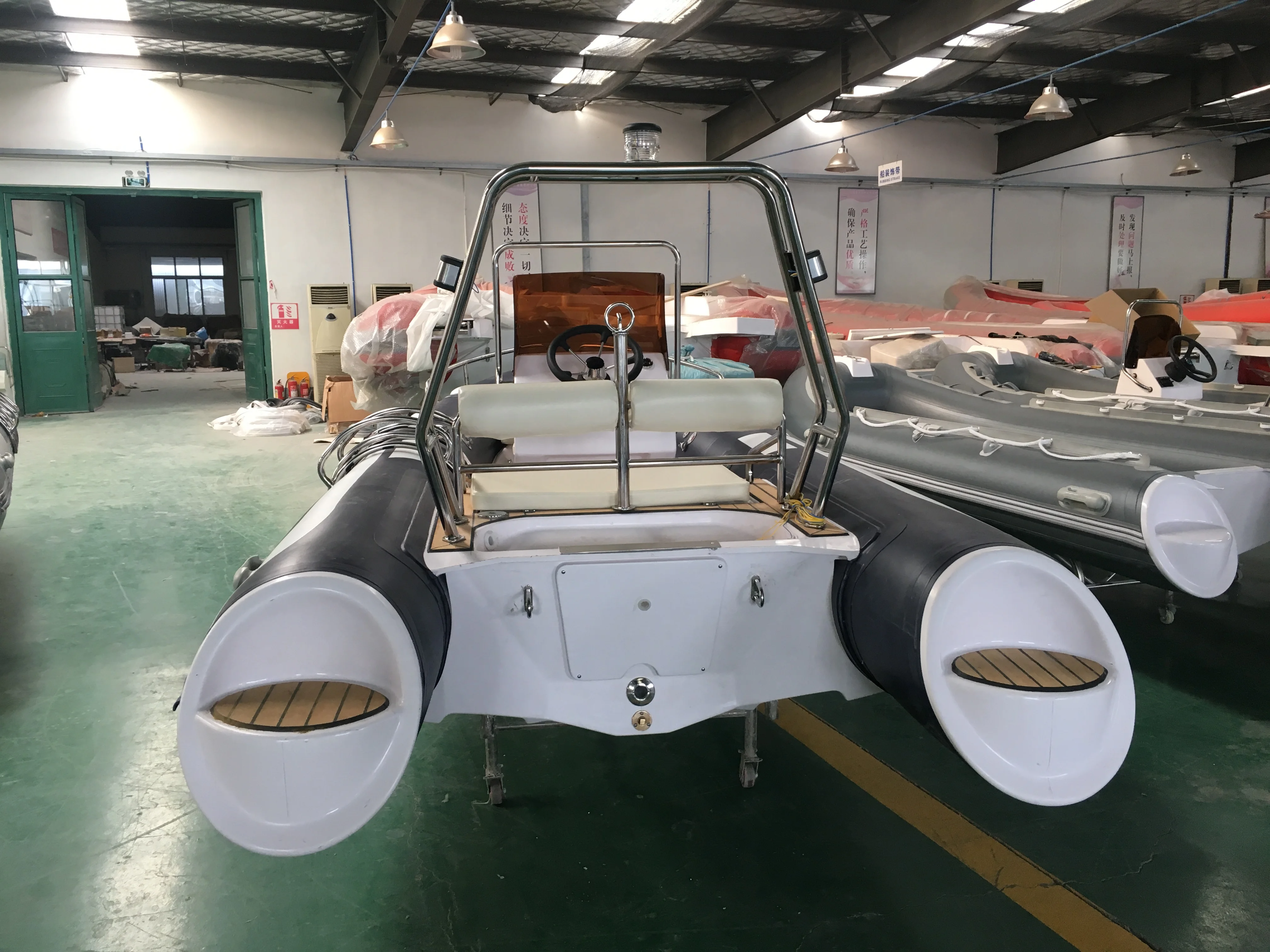 Рисунок 6 - 4,8 м ребристая лодка с подвесным