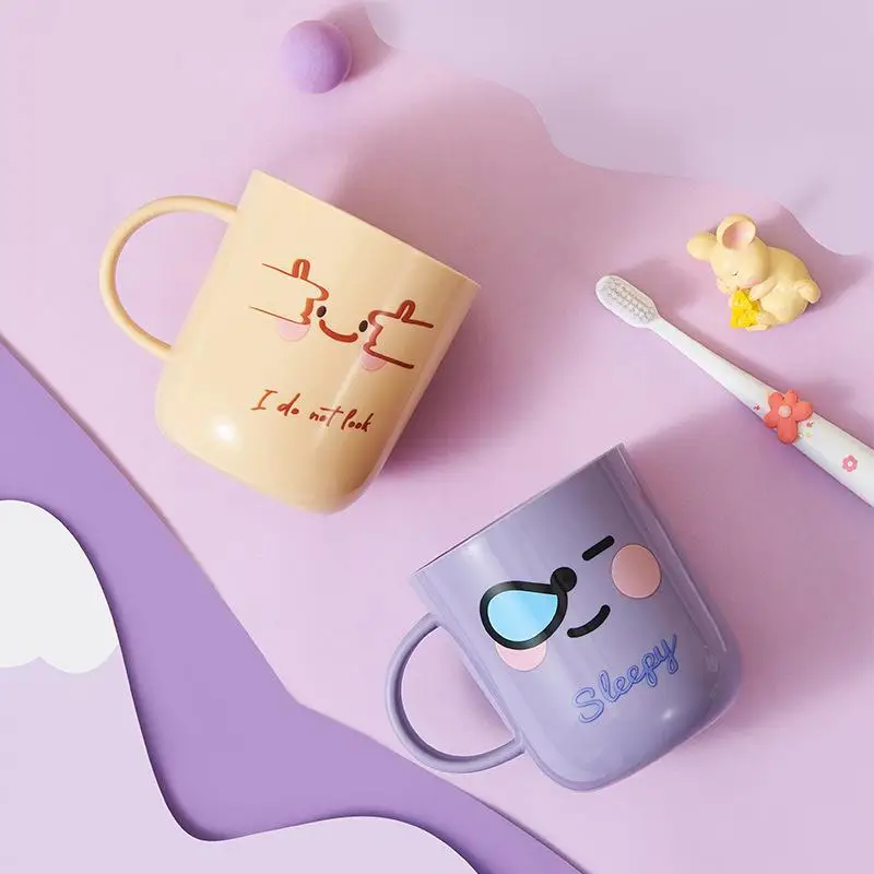 Glad tandborstmugg med ansikte för barn i badrummet_voghion.com